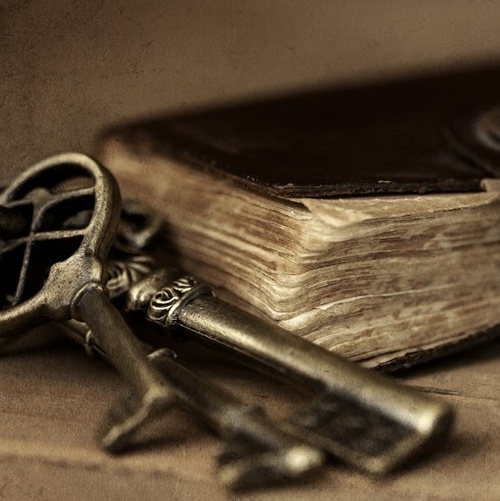 OLD KEYS & OLD BOOKjpg